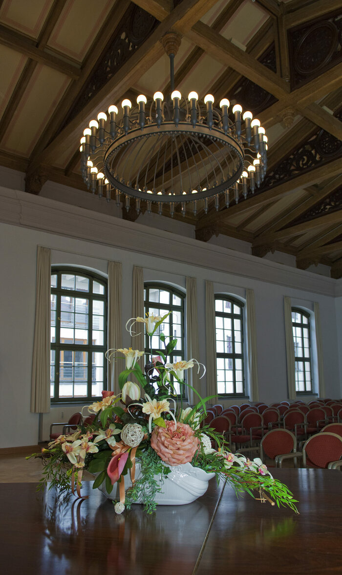 Eheschließungssaal mit Blumenschmuck und Leuchter