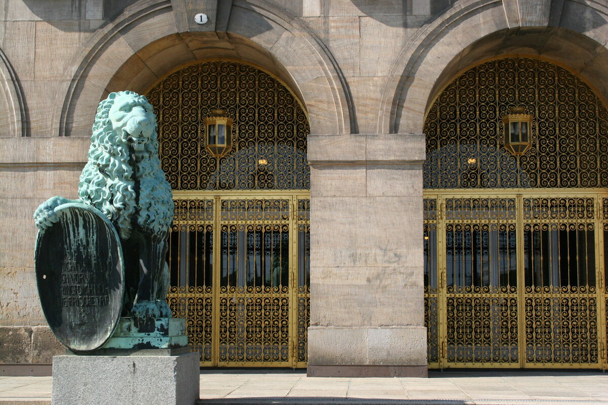 Eingangsbereich und Löwe "Goldene Pforte", Rathaus
