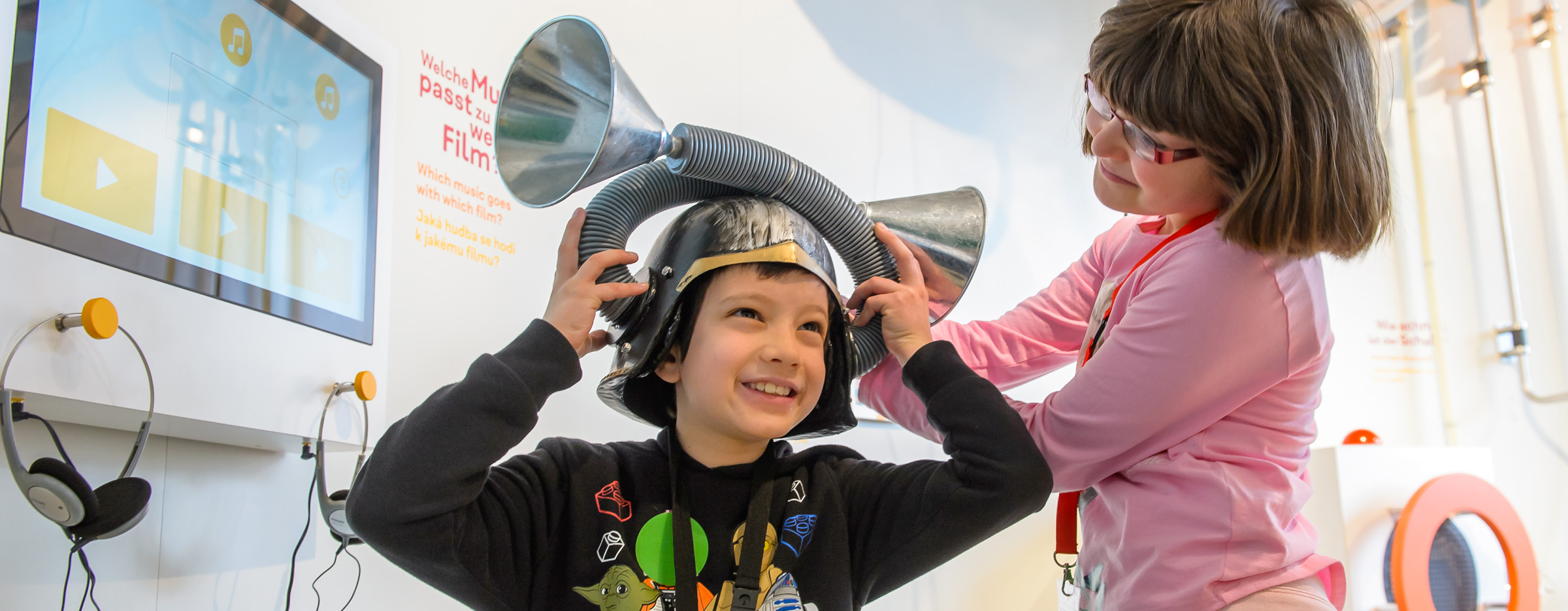 Zwei Kinder probieren im Kindermuseums des Hygiene Museums Dresden eine Hörmuschel aus. .