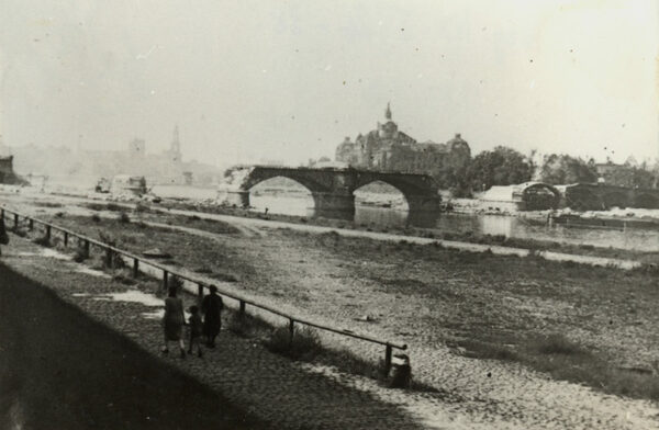 Zerstörte Albertbrücke 1945