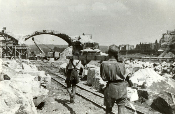 Historisches Bild vom Wiederaufbau der Albertbrücke