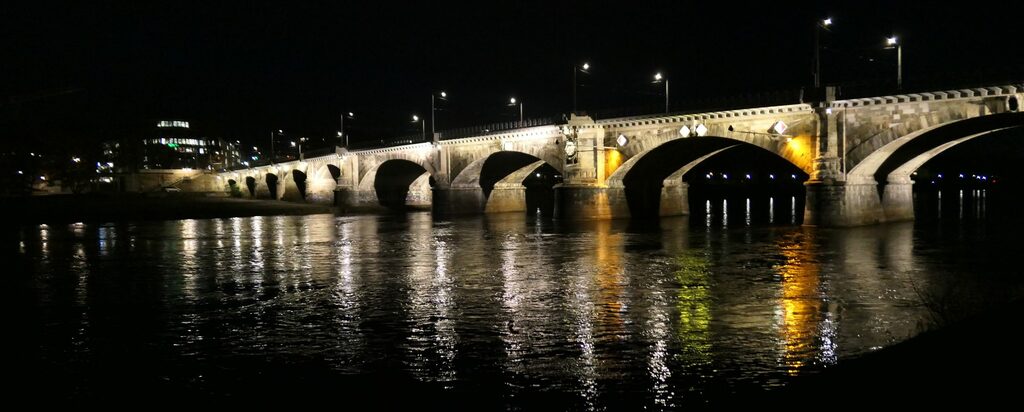 Foto der Albertbrücke in der Nacht