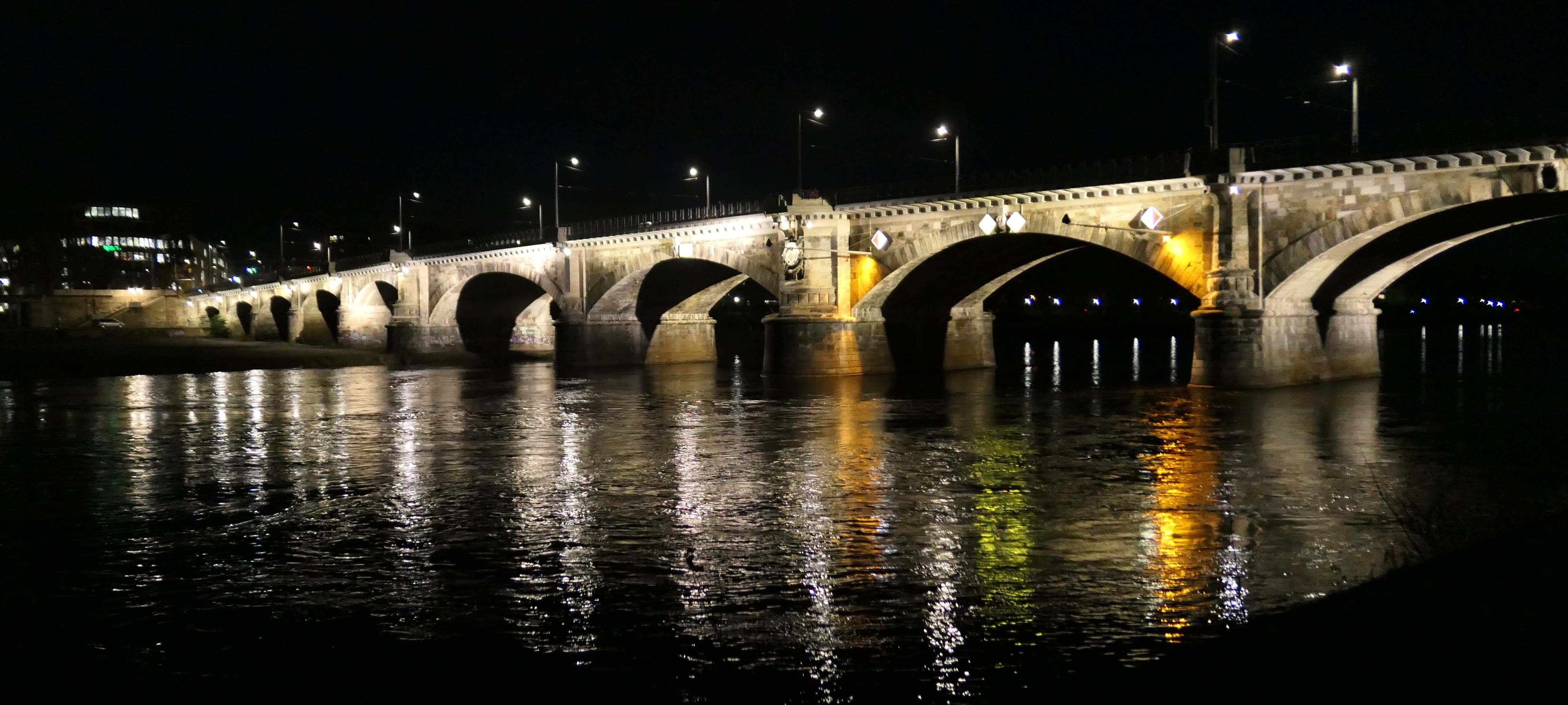 Foto der Albertbrücke nachts