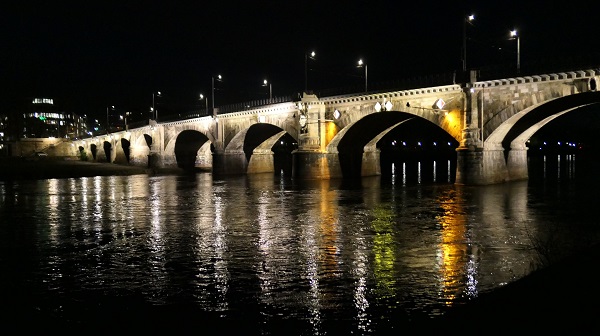 Foto der Albertbrücke nachts