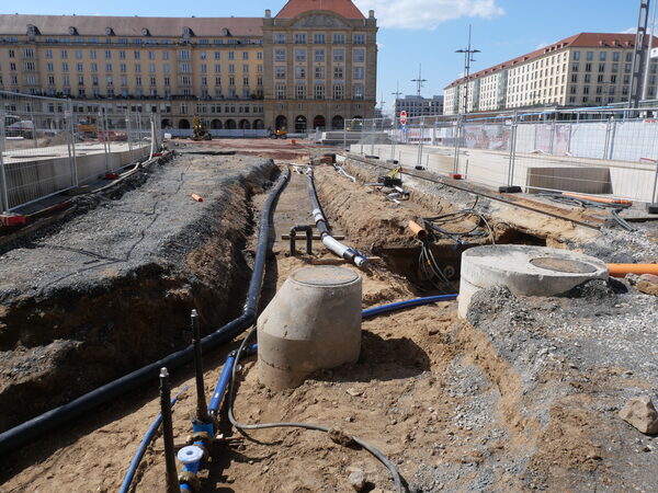 Foto von Aufgrabungen auf dem Altmarkt mit großen Leitungen