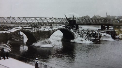 Rückbau der alten Augustusbrücke, Behelfsbrücke im Hintergrund