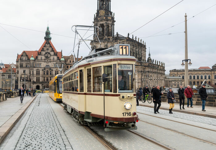 Eine alte und eine neue Straßenbahn fahren zur Freigabe über die Augustusbrücke