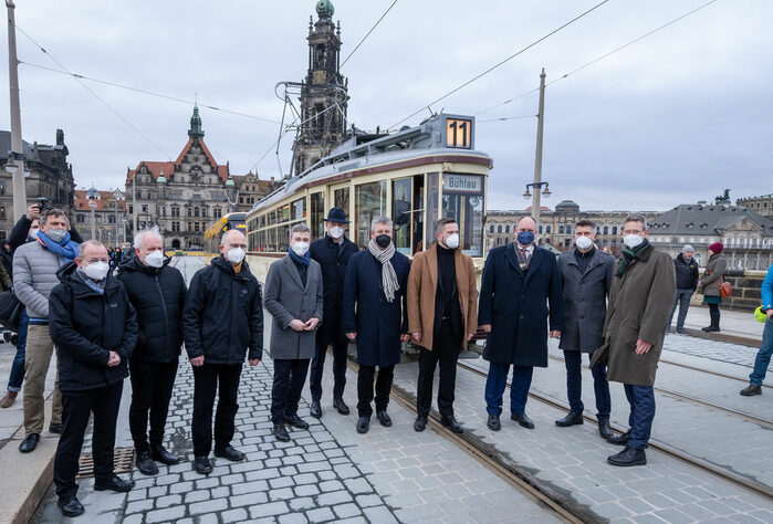 Oberbürgermeister Dirk Hilbert mit Martin Dulig, Staatsminister für Wirtschaft, Arbeit und Verkehr des Freistaats Sachsen, den DVB-Vorständen Lars Seiffert und Andreas Hemmersbach und weiteren Beteiligten