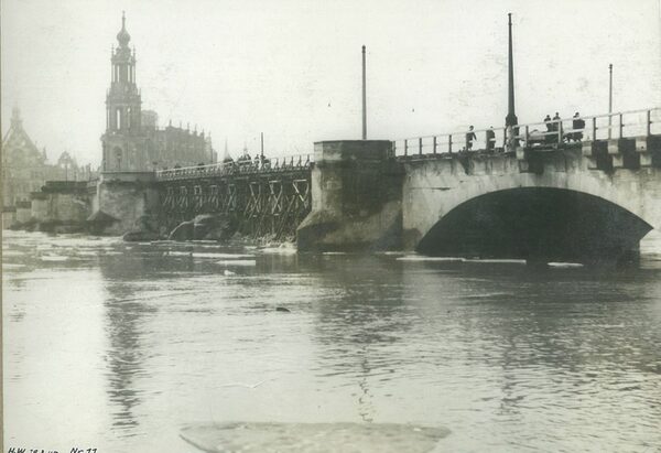 Hochwasser an den zerstörten Bögen 1947