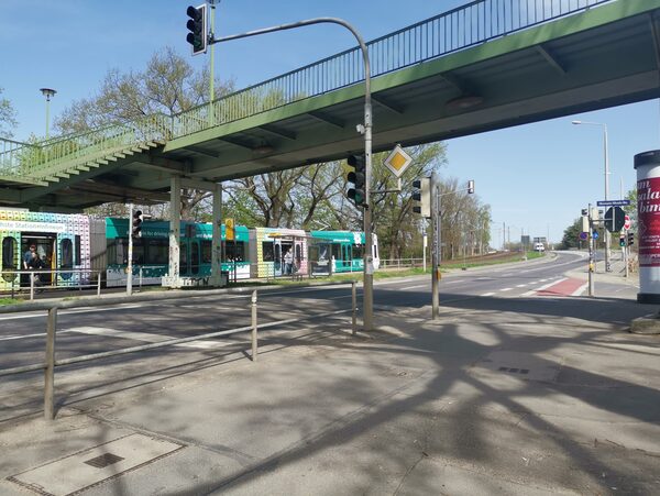 Vor dem Rückbau: Fußgängerbrücke zur S-Bahn-Haltestelle Industriegelände Blickrichtung Norden