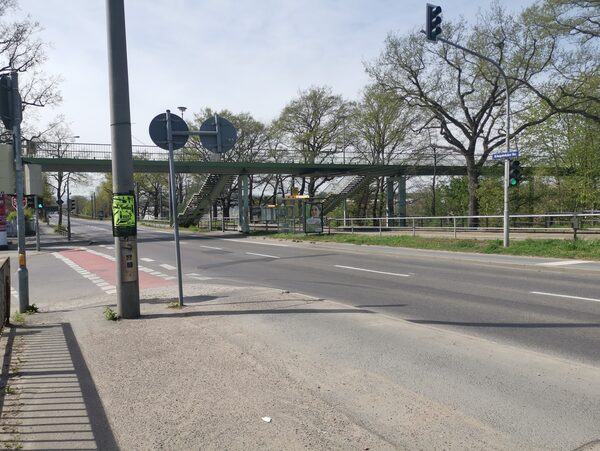 Vor dem Rückbau: Fußgängerbrücke zur S-Bahn-Haltestelle Industriegelände Blickrichtung Süden