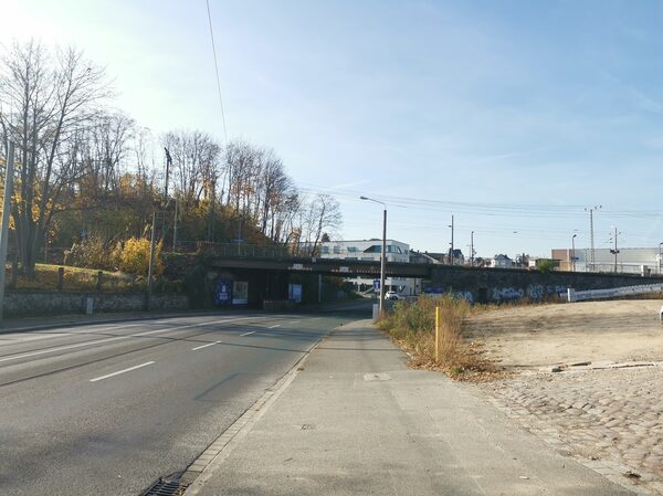 Höhe Metaxa Restaurant Blickrichtung Eisenbahnüberführung