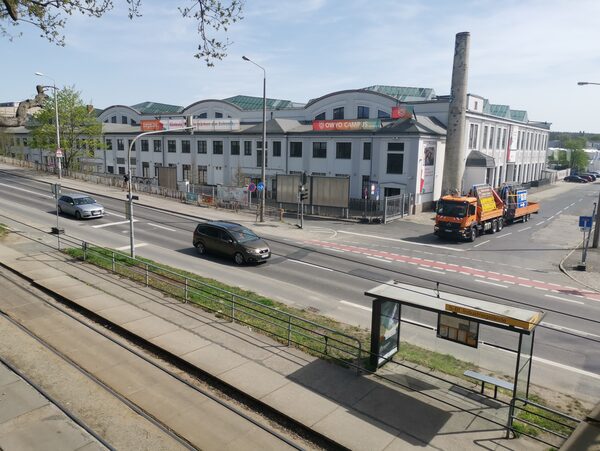 Blick von Fußgängerbrücke auf Einmündung zur Hermann-Mende-Straße