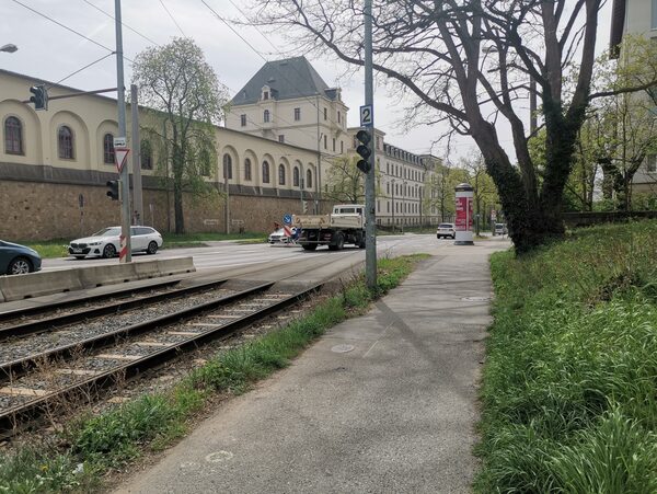 Fußweg und Gleisbereich Höhe Königsbrücker Straße 123