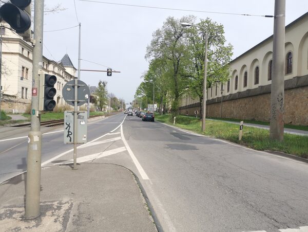 Blick von der Fußgängerinsel Höhe Königsbrücker Straße 123 stadtauswärts