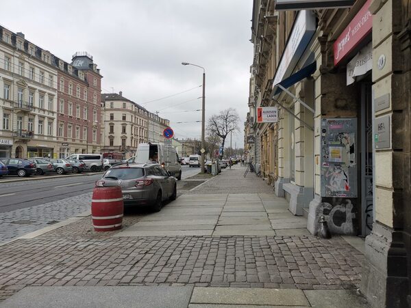 Fußweg und Parken Königsbrücker Straße