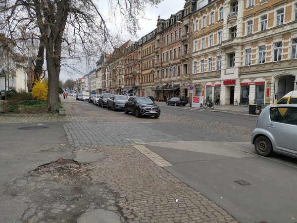 Zustand Fußweg Höhe Flatterulme Königsbrücker Straße