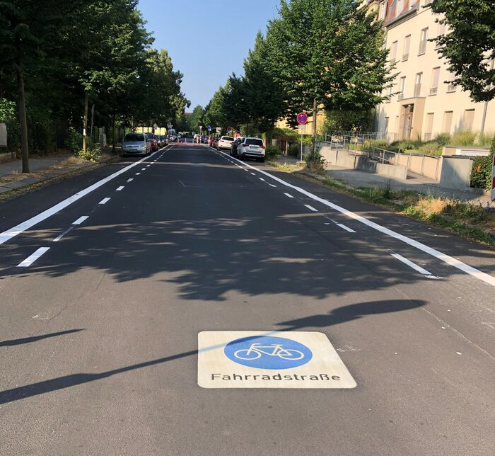 Bild von einer Fahrradstraße mit dem Piktogramm Fahrradstraße