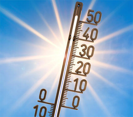 Thermometer in der Sonne, 35 Grad Celsius auf der Skala