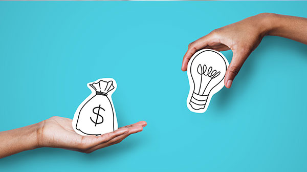 Blauer Hintergrund, zwei Hände davor, links mit gezeichnetem Geldsack und rechts mit gezeichneter Glühbirne