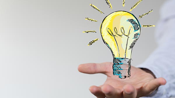 Offene Hand und eine gezeichnete Glühbirne darüber