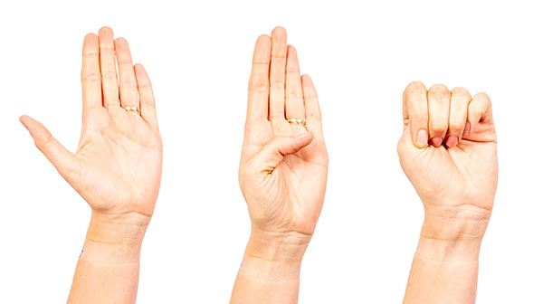 Drei Hände: Links offen, in der Mitte Daumen vor Handfläche, rechts geschlossen