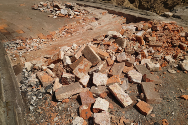 Ziegelsteine liegen auf dem Boden