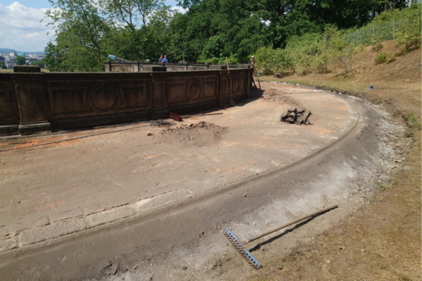 Der Ziegelsteinboden ist gelockert.