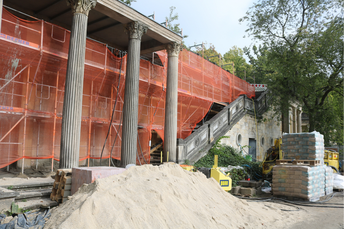 Baustelle mit Absicherungsnetz