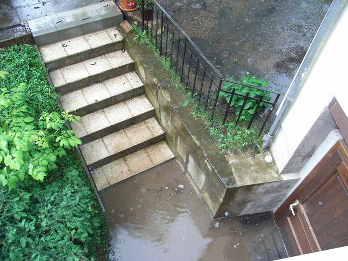 Ein Kellerzugang ist überflutet.