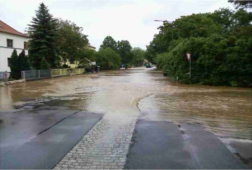 Der Lockwitzbach überschwemmt die Windmühlenstraße in Dresden