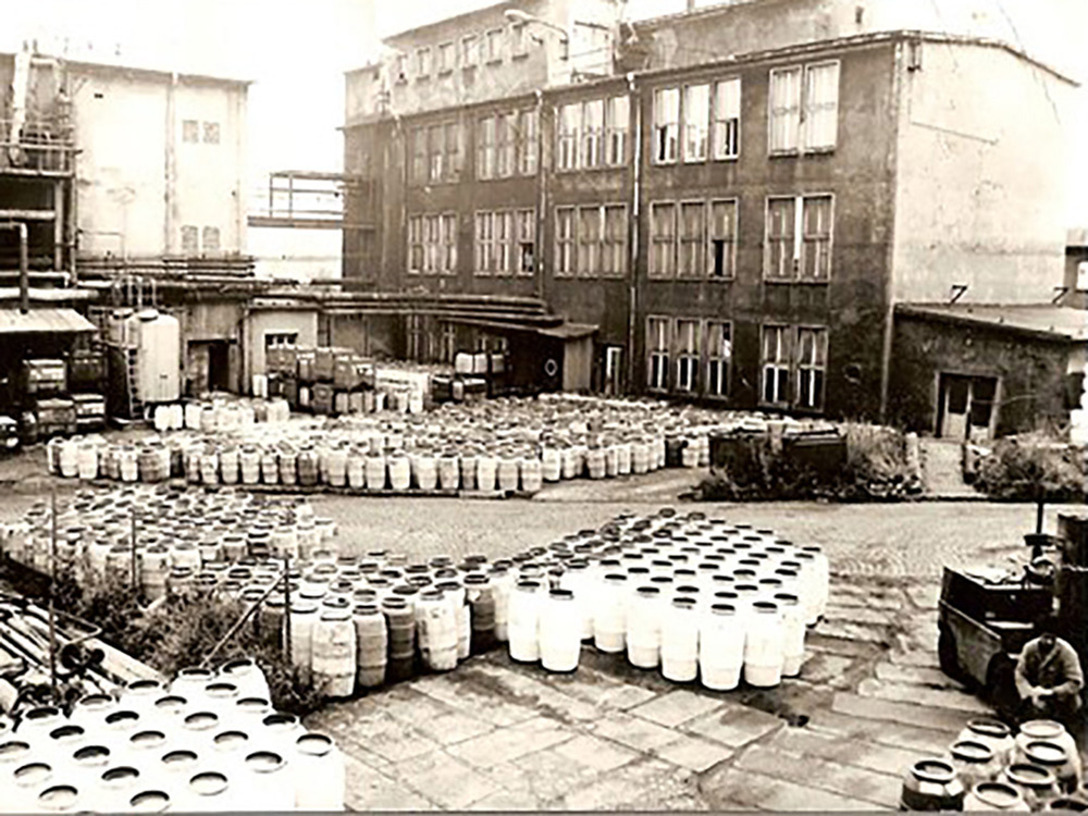 Fabrikhof mit Fässern