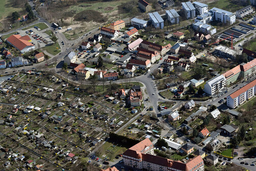 Luftbild von vielen Häusern, Straßen und Kleingärten.