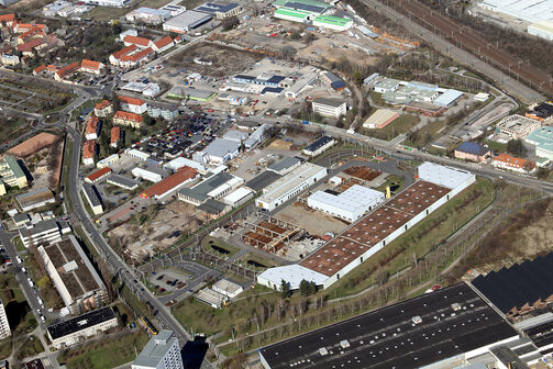 Luftbild von einem Gewerbegebiet mit Lagerhallen und Straßen von oben