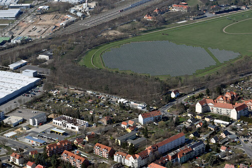 Luftbild von vielen Häusern, Straßen, Bahnschienen und einem Teil der Pferderennbahn