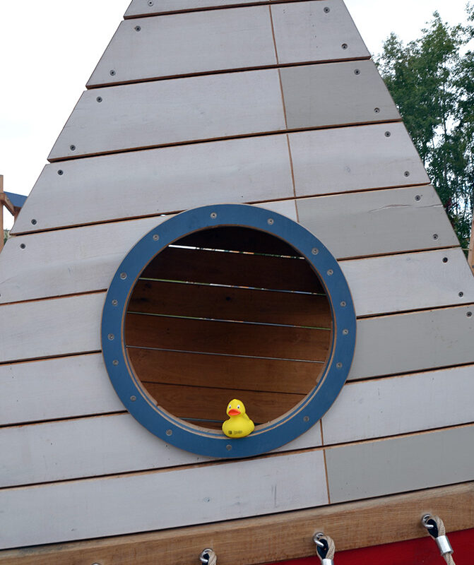 Gelbe Ente in einem runden Fenster