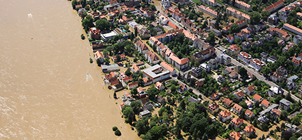Laubegaster Ufer beim Elbe-Hochwasser im Juni 2013