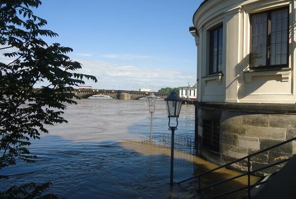 Elbe überflutet 2013 den Schillergarten in Dresden