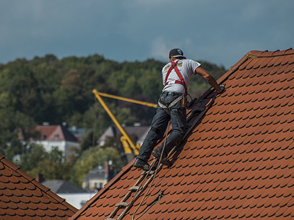 Regelmäßige Kontrolle der Dachdeckung und -entwässerung
