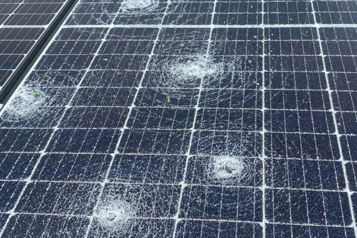 Foto einer beschädigten Photovoltaikanlage auf einem Flachdach