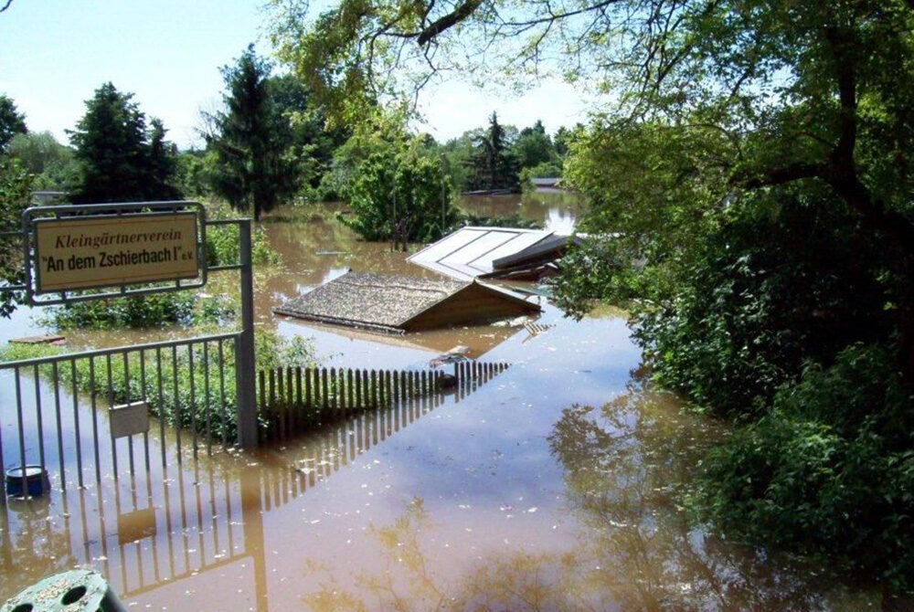 Nur noch die Dächer ragen aus dem Wasser, der Rest der Kleingartenanlage An dem Zschierenbach I ist überschwemmt.