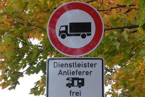 Verkehrszeichen: Durchfahrt für LKW gesperrt