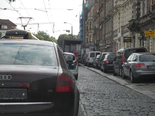 Verkehrsbelastung: Autoschlange auf Kopfsteinpflaster