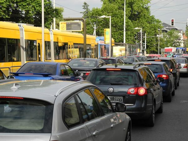 konkurrierende Straßennutzung: Autos und Straßenbahn