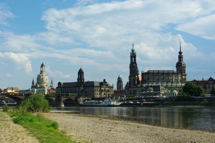 Fluss mit historischen Gebäuden im Hintergrund