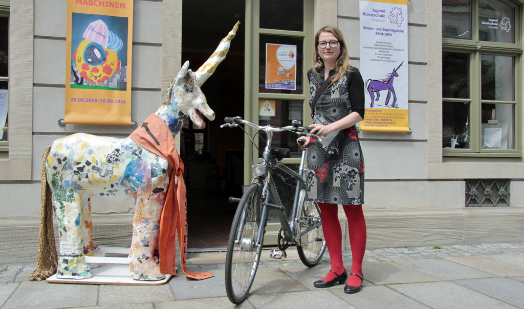 Annekatrin Klepsch mit Fahrrad vor dem Eingang zum Kulturrathaus