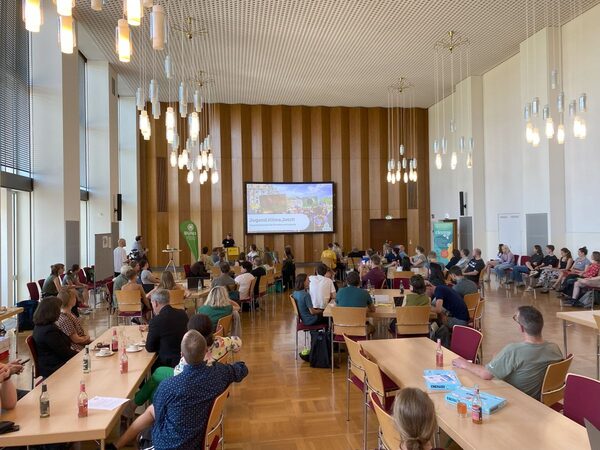 Jugendklimarat im Dialog mit zahlreichen Gästen, um die Forderungen derJugendlichen zu diskutieren