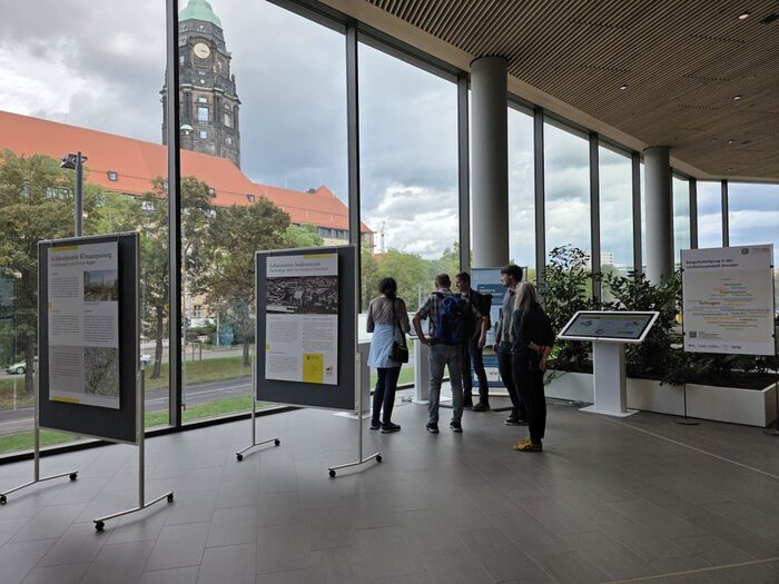 Interessierte schauen sich in der Ausstellung um