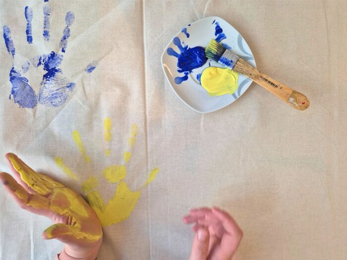 Die Handabdruck-Aktion sammelt bunte Hände auf einem Banner, um sich gemeinsam zum Klimaschutz zu bekennen.