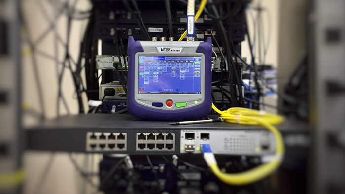 Testgerät mit vielen Kabeln zur Untersuchung von Telekommunikationsanlagen